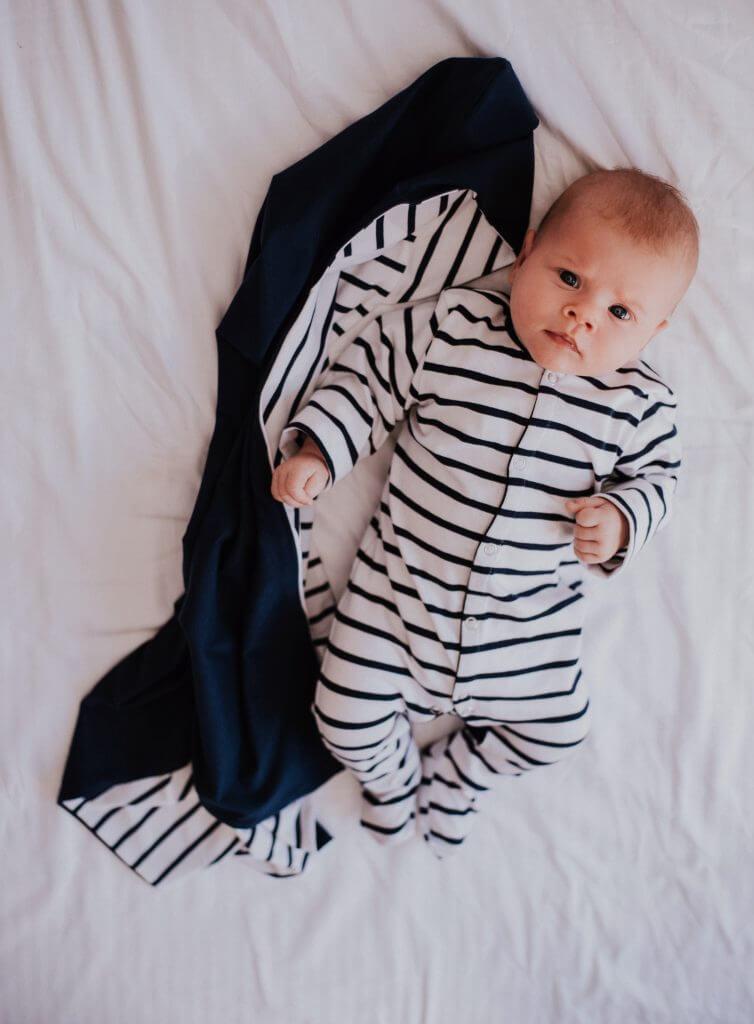 Baby Swaddle Decke mit Kapuze - Matrosenstreifen