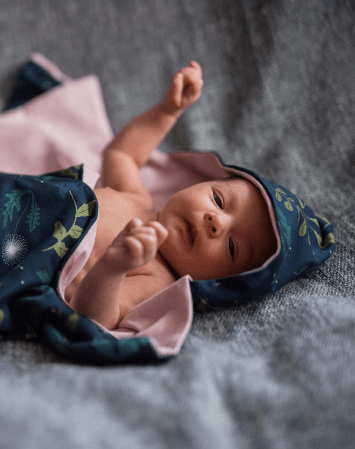 Baby Swaddle Decke mit Kapuze - Nachtwiese